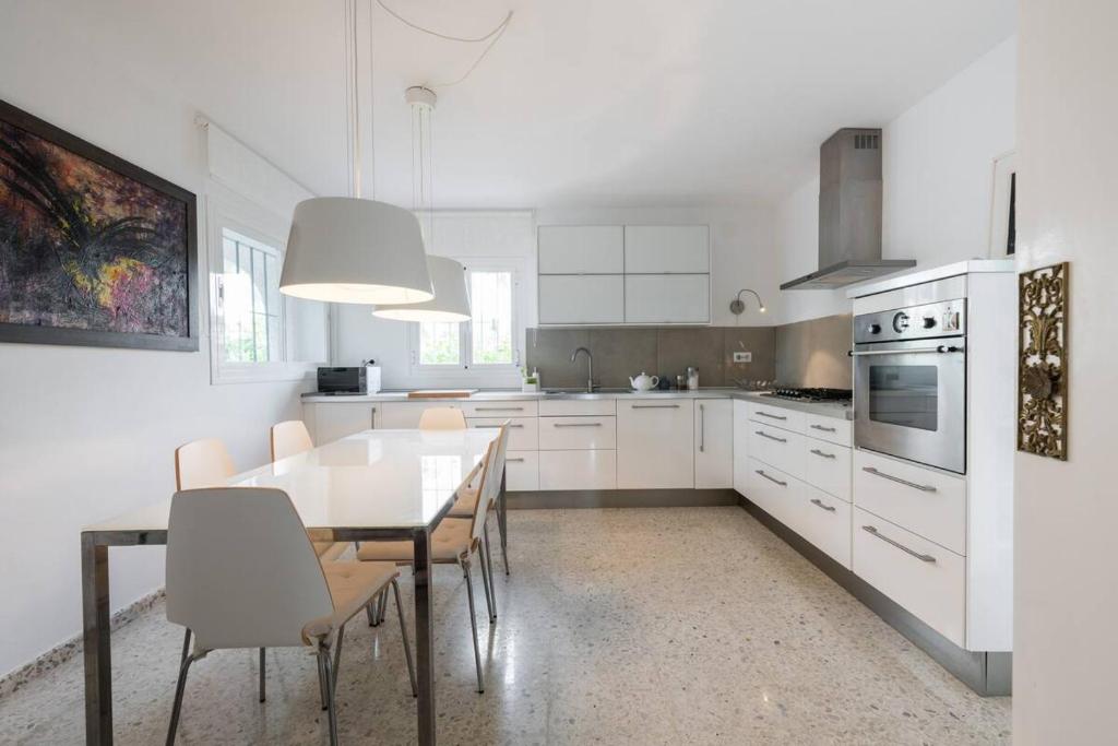 Kuchyň nebo kuchyňský kout v ubytování Villa Mimosa