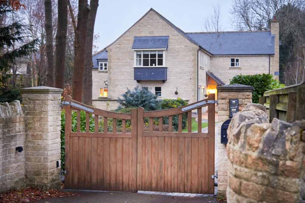 una puerta de madera frente a una casa en Bridge House Apartment. Luxury and cosy self contained apartment., en South Luffenham