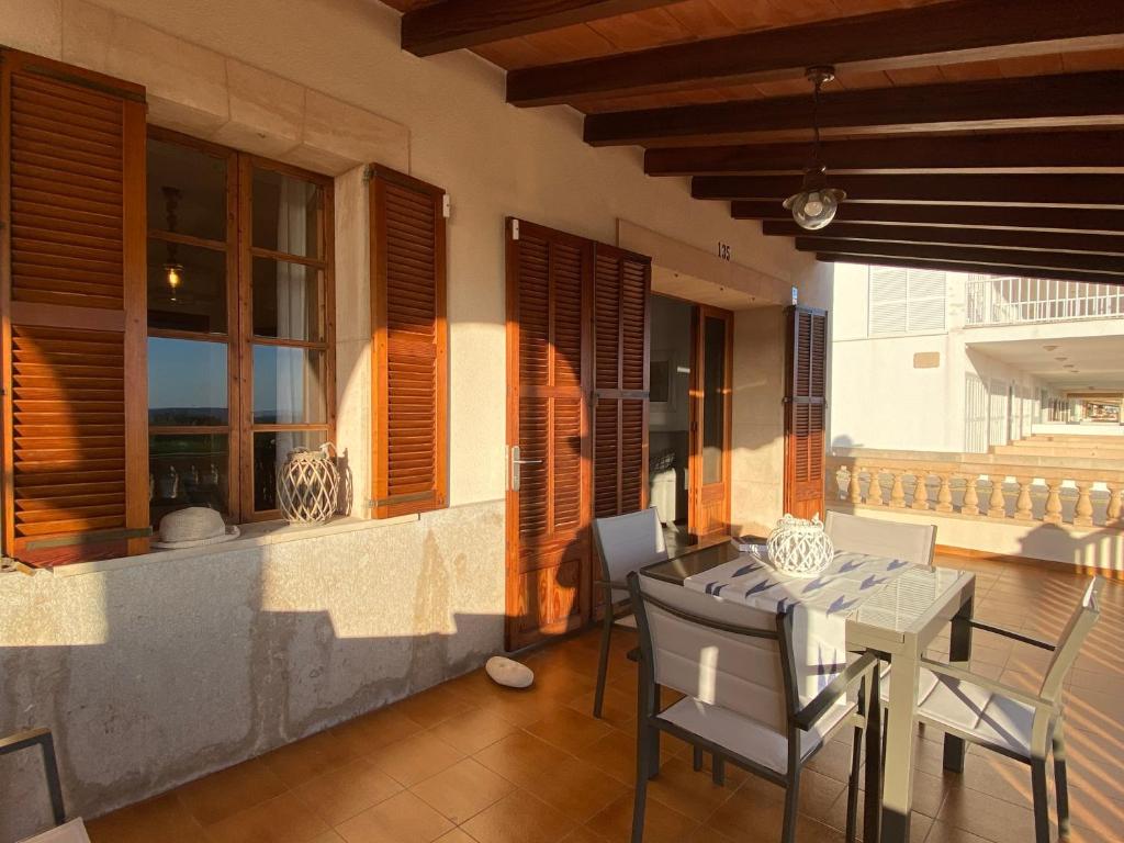 Restaurace v ubytování "Es Vell Marí" Casa en primera línea con vistas al mar, parking privado y WiFi