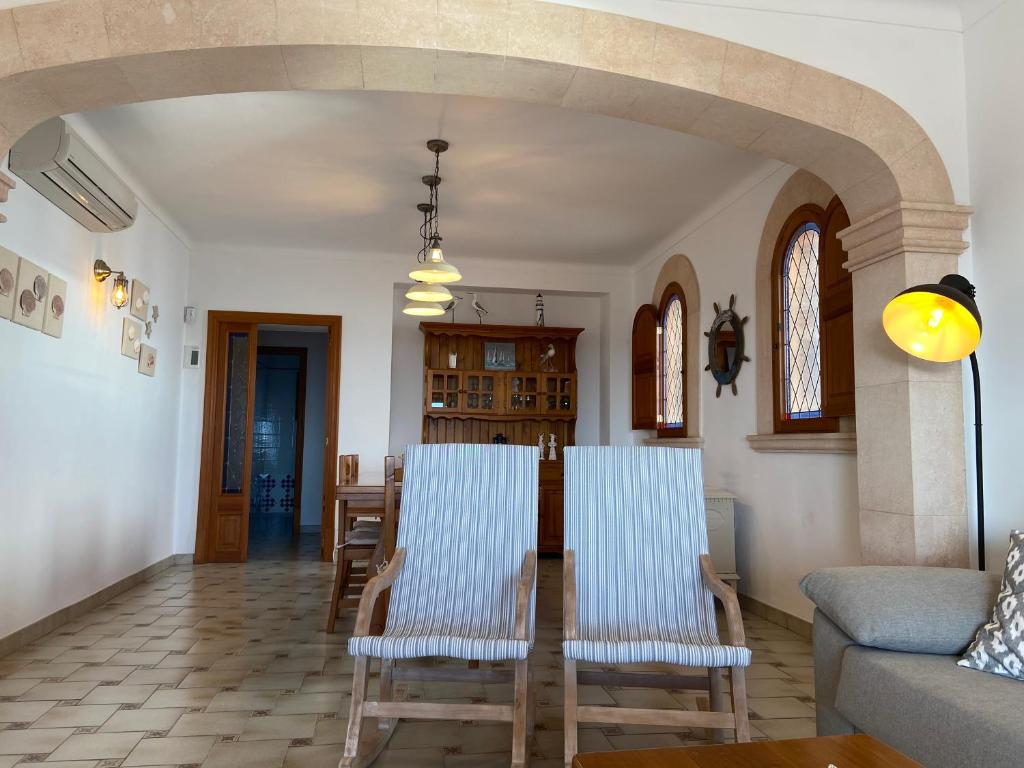 Posezení v ubytování "Es Vell Marí" Casa en primera línea con vistas al mar, parking privado y WiFi