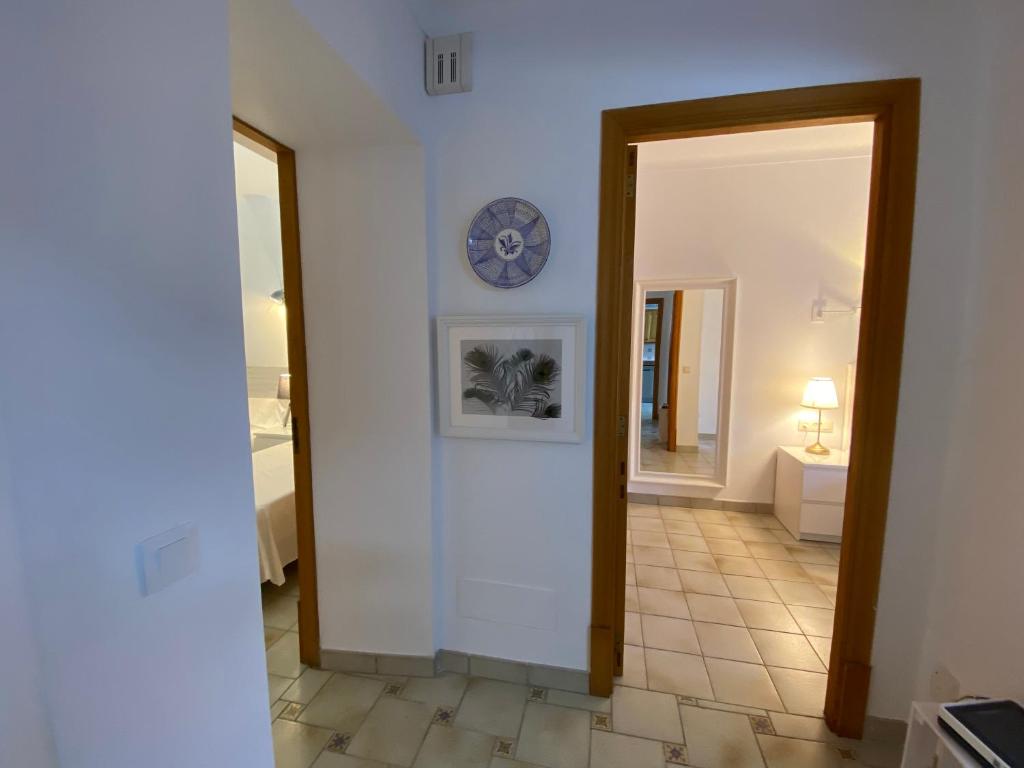 Postel nebo postele na pokoji v ubytování "Es Vell Marí" Casa en primera línea con vistas al mar, parking privado y WiFi