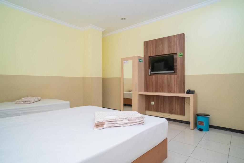 Postel nebo postele na pokoji v ubytování Urbanview Hotel de Kopen Malang by RedDoorz