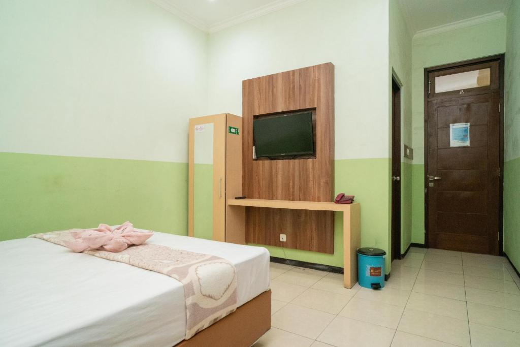 TV a/nebo společenská místnost v ubytování Urbanview Hotel de Kopen Malang by RedDoorz