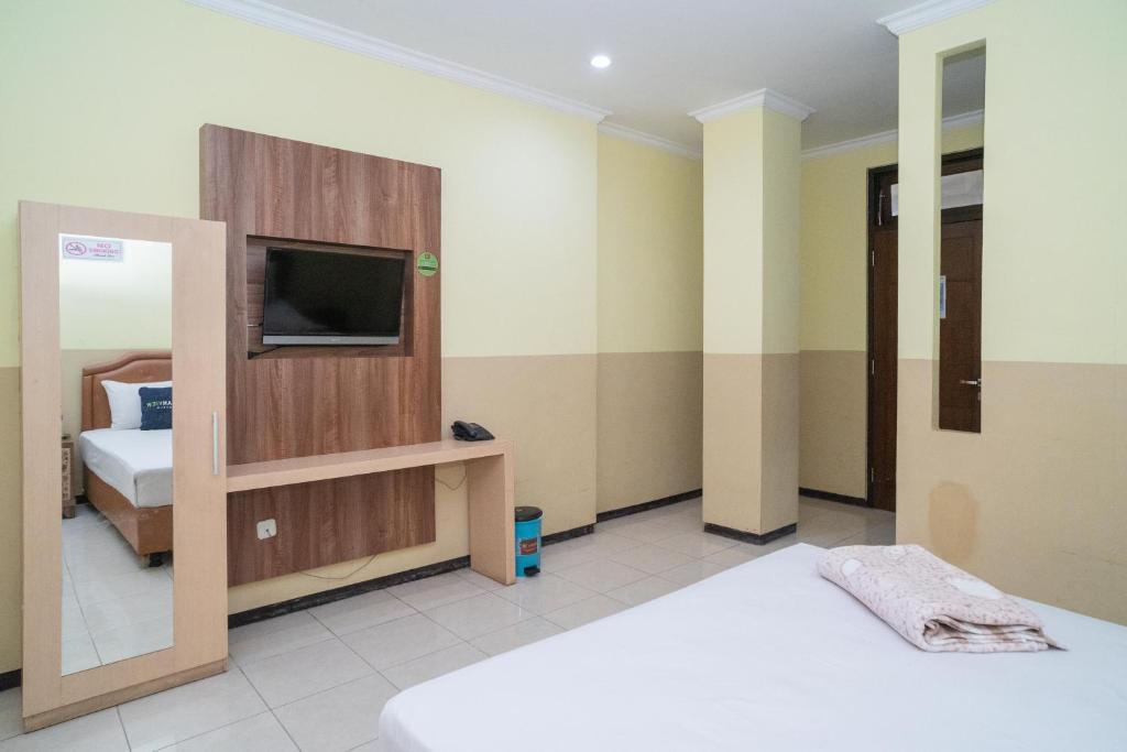 TV a/nebo společenská místnost v ubytování Urbanview Hotel de Kopen Malang by RedDoorz