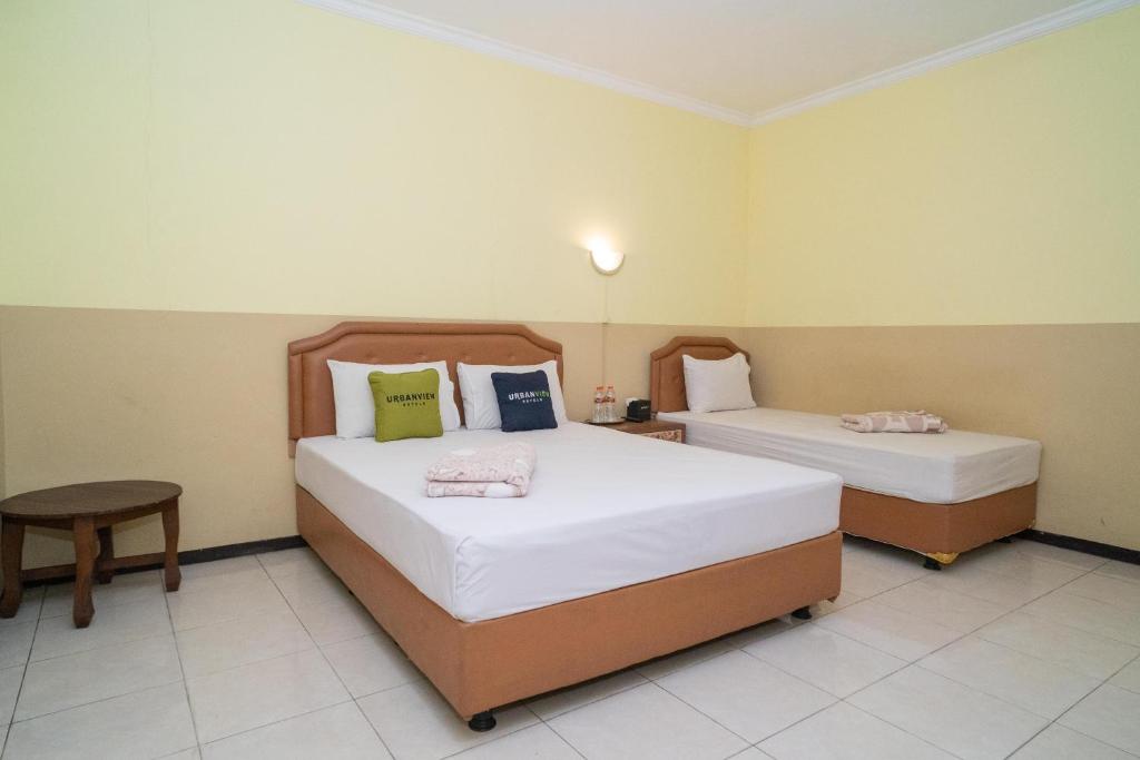 Postel nebo postele na pokoji v ubytování Urbanview Hotel de Kopen Malang by RedDoorz