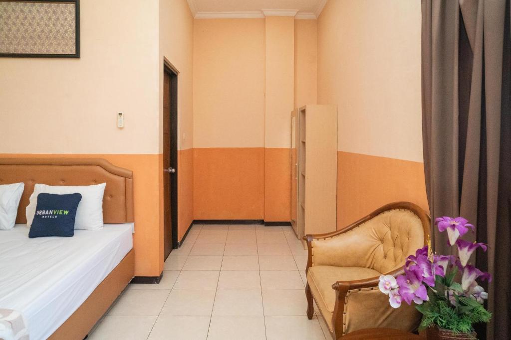 Postel nebo postele na pokoji v ubytování Urbanview Hotel de Kopen Malang by RedDoorz