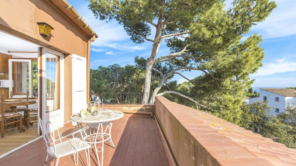 a patio with a table and chairs on a balcony at Est Benet - Calella de Palafrugell in Calella de Palafrugell