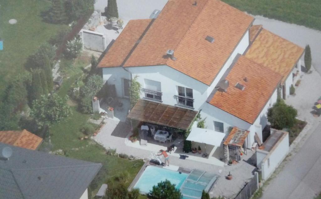 an overhead view of a house with a swimming pool at Haus mit mediterranem Flair in Gschwandt