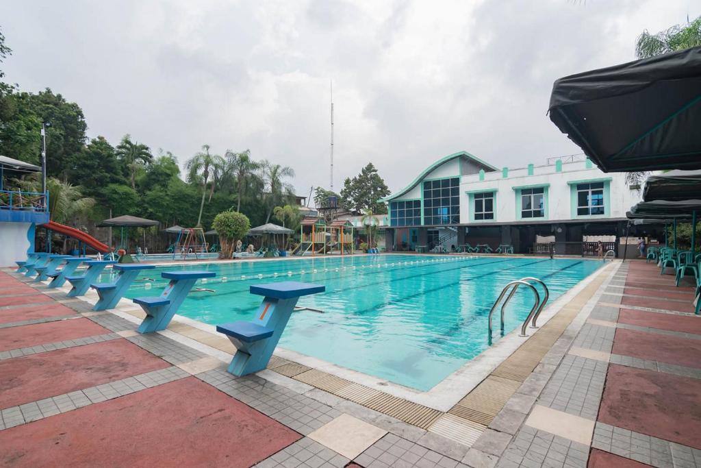 Kolam renang di atau di dekat Urbanview Hotel Sagara Bogor