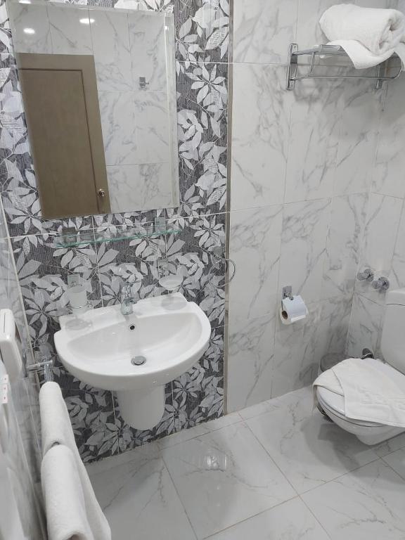 A bathroom at Lotus Luxor Hotel