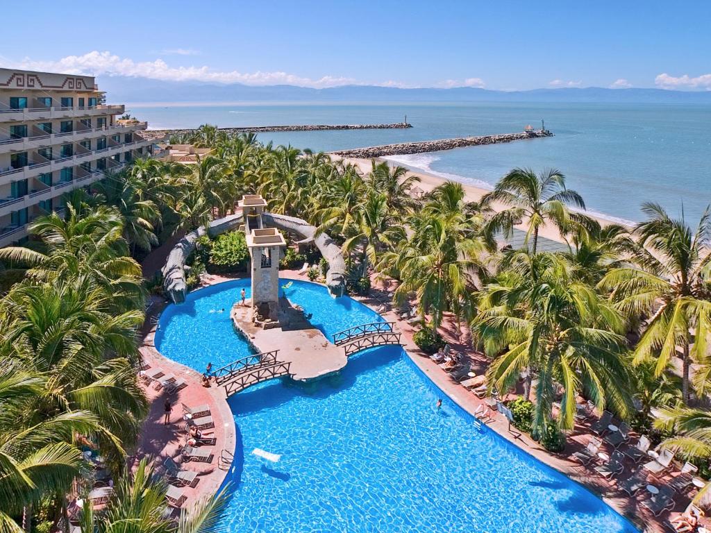 een luchtzicht op het zwembad in het paradiso resort bij Paradise Village in Nuevo Vallarta 