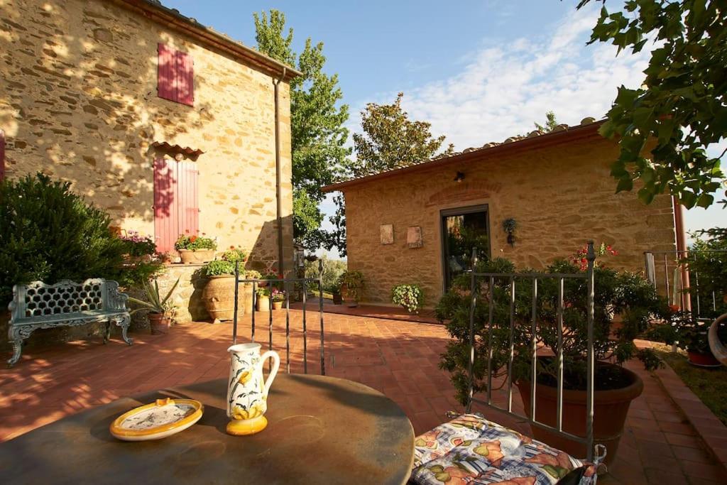 patio con tavolo e piatto di Villa Vestra in Vinci holiday home a Vinci