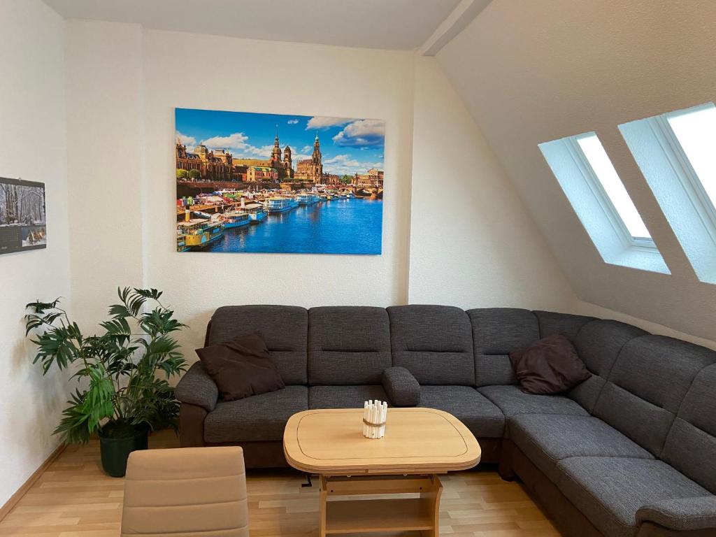 uma sala de estar com um sofá e uma mesa em Gästehaus Graupner-Mittweida em Mittweida