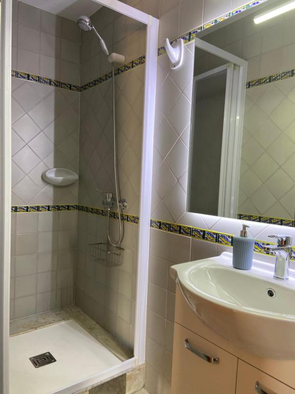 Koupelna v ubytování "Es Vell Marí" Casa en primera línea con vistas al mar, parking privado y WiFi