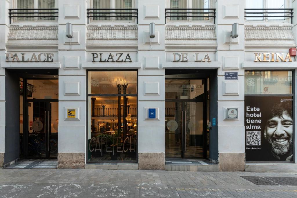 een winkel voor een gebouw met ramen bij Petit Palace Plaza de la Reina in Valencia