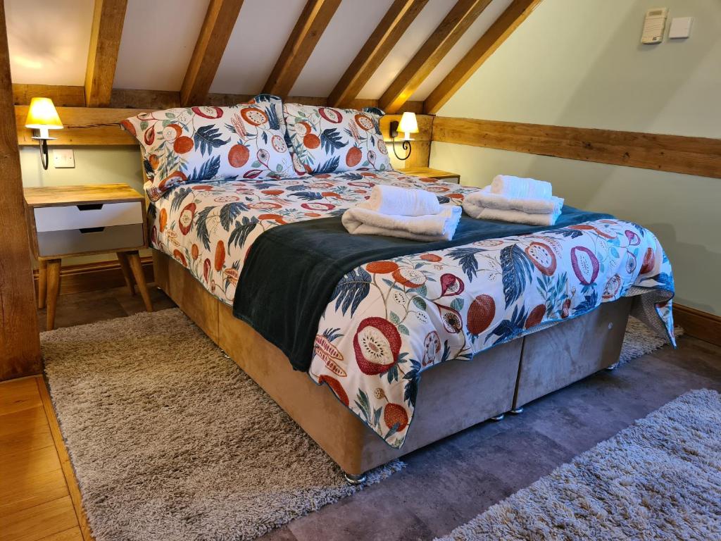 1 dormitorio pequeño con 1 cama y 1 sofá en Renovated Loft on Working Farm en Mayfield