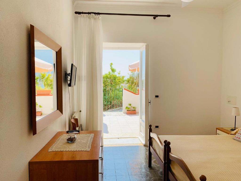 A television and/or entertainment centre at Pensione Casa Verde