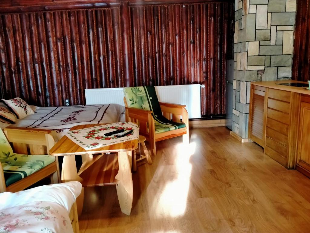 sala de estar con mesa y sillas en una habitación en Dom na Brzyzku en Poronin