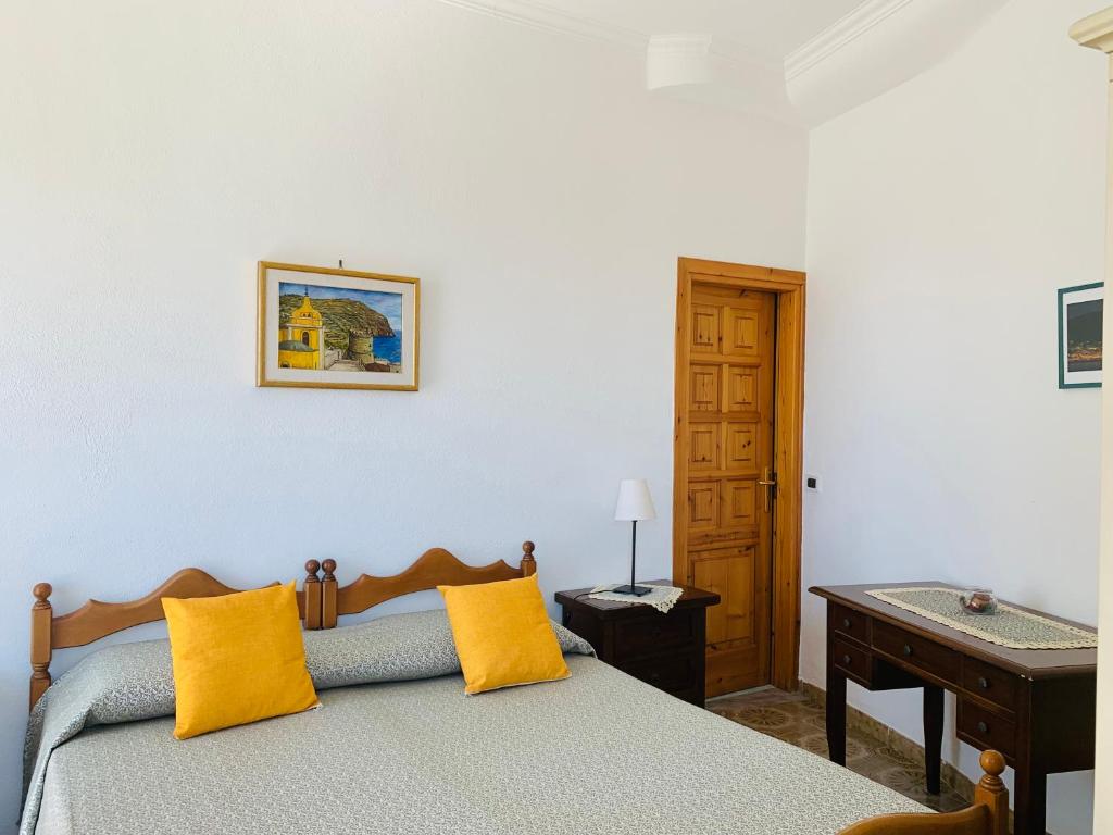 A bed or beds in a room at Pensione Casa Verde
