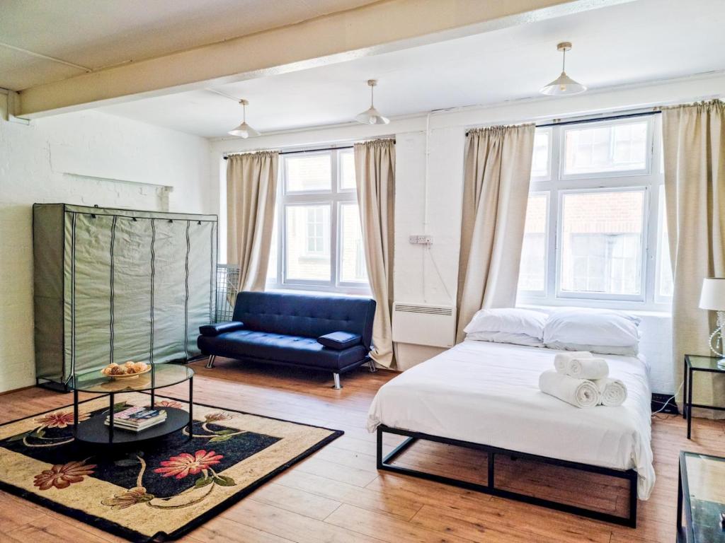 Pass the Keys Lovely Bright & Large Studio Flat, Heart of Hoxton