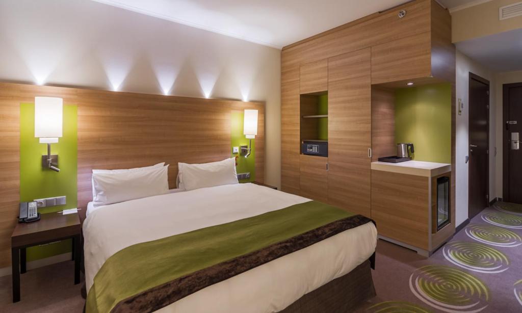 Poste&#x13E; alebo postele v izbe v ubytovan&iacute; Holiday Inn - Kyiv, an IHG Hotel