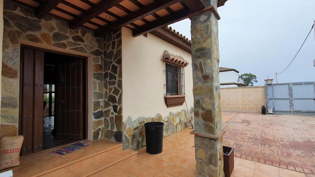 een uitzicht op een huis met een deur bij Gonil in Conil de la Frontera