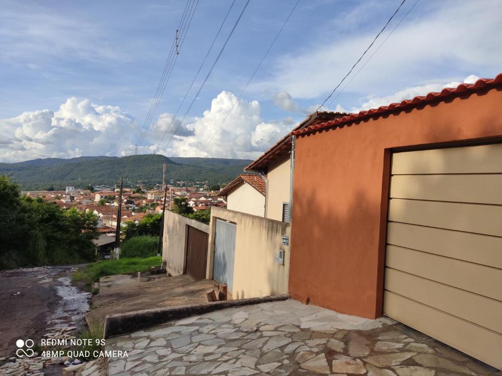 ピレノポリスにあるCasa Raio de Luzのガレージドア付き建物