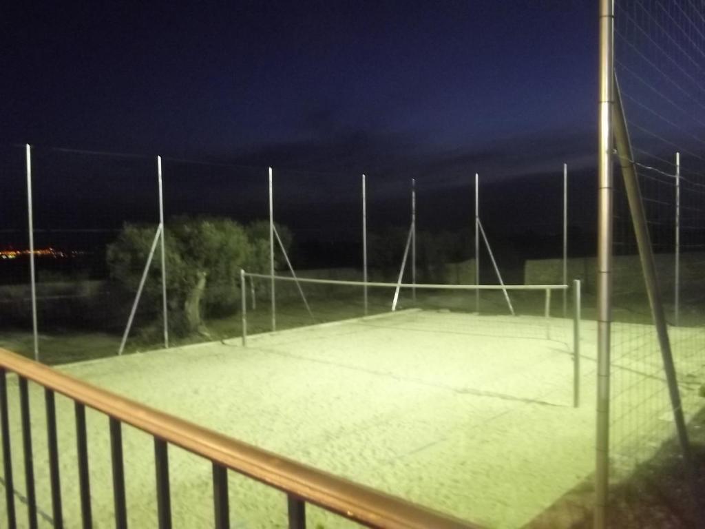 Tenis a/nebo squash v ubytování Agriturismo Valle di Chiaramonte nebo okolí