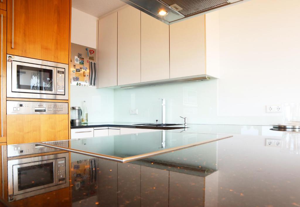 A kitchen or kitchenette at Cocoon am See