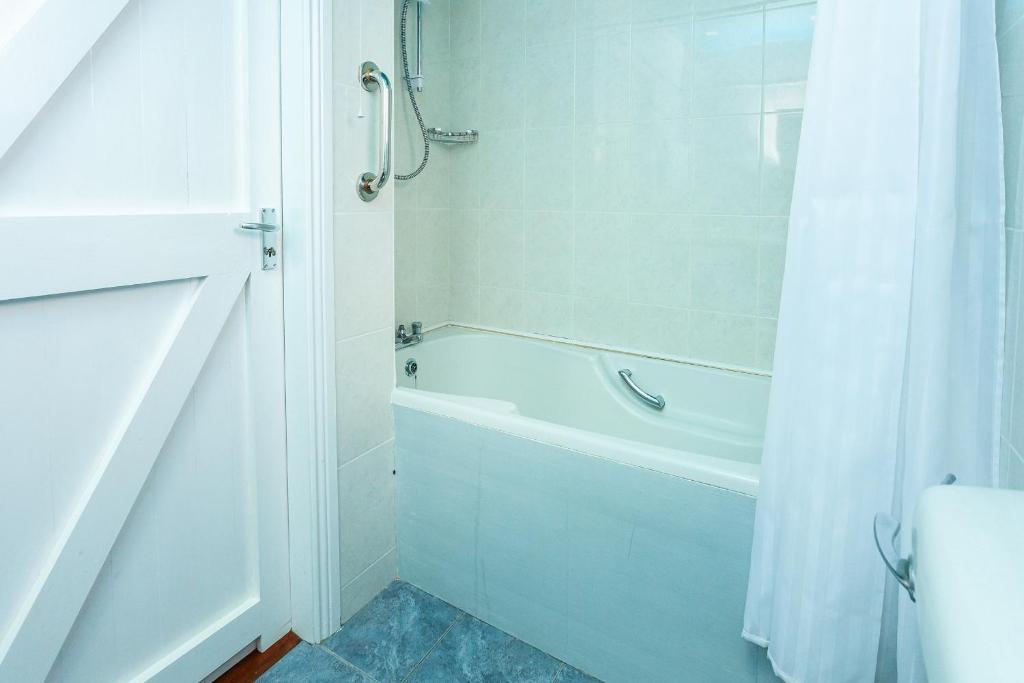 Kupatilo u objektu Tidewater Apartment Baltimore by Trident Holiday Homes