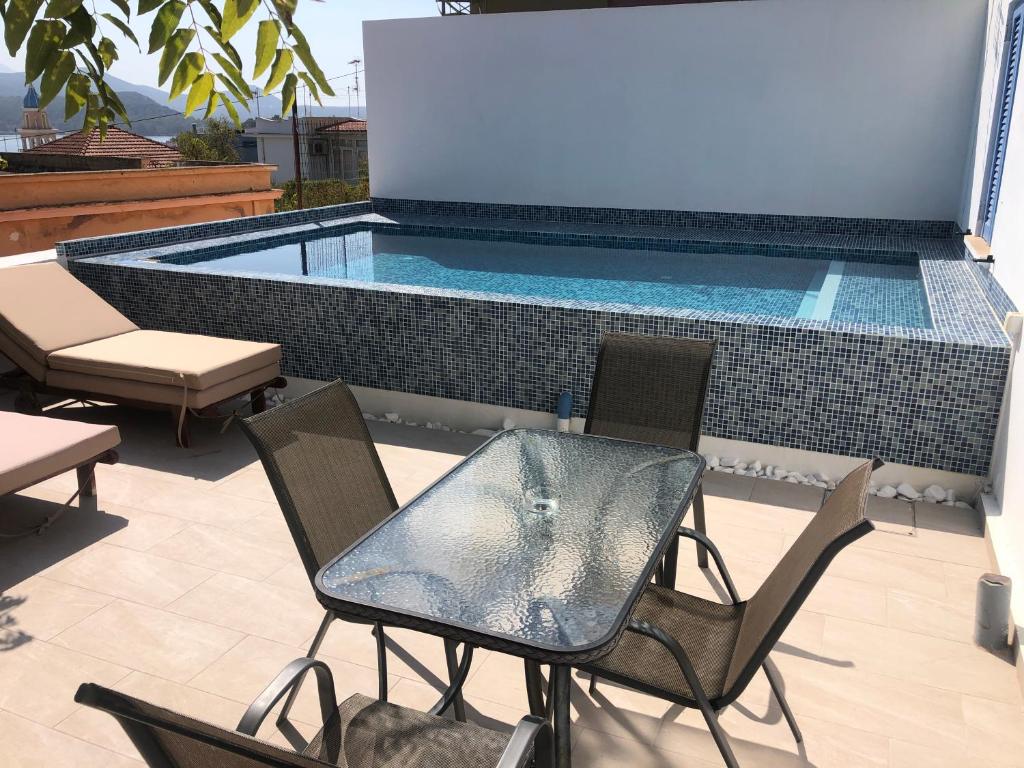 Basen w obiekcie METROPOLIS Argostoli House/villa with garden & pool-jacuzzi lub w pobliżu