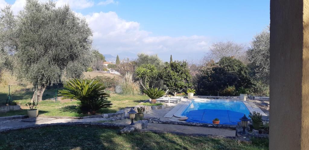 einen Pool in einem Garten mit Bäumen in der Unterkunft La Bastide Grassinque in Grasse