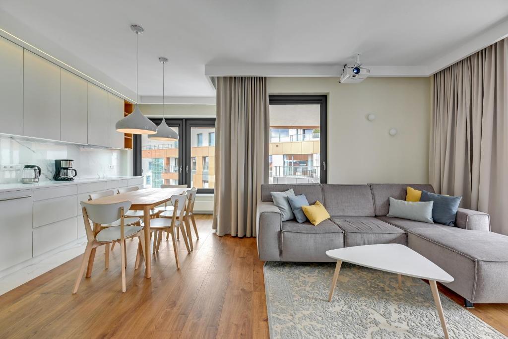 Posedenie v ubytovaní Premium Family & Business Old Town Riverside Apartment with parking