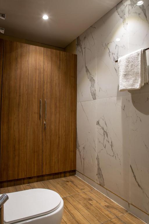 Koupelna v ubytování Perch Service Apartment-MG Road