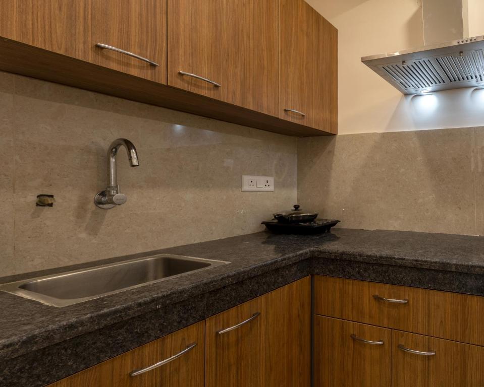 Kuchyň nebo kuchyňský kout v ubytování Perch Service Apartment-MG Road