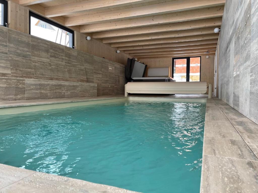Basen w obiekcie Chalet Rokytnice lub w pobliżu