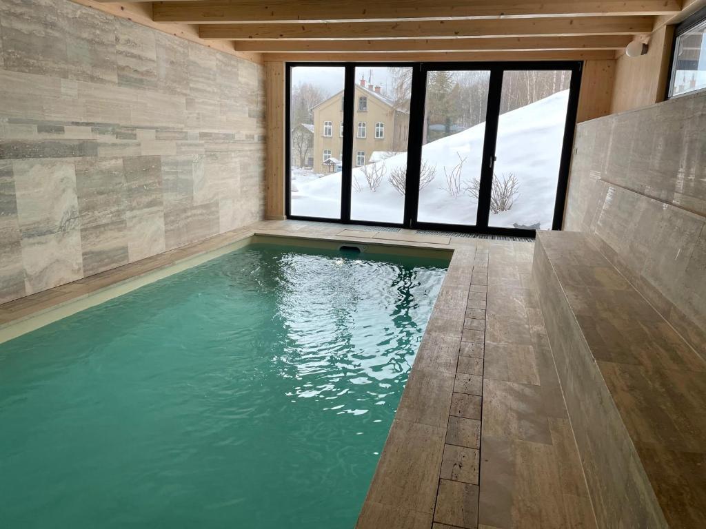Basen w obiekcie Chalet Rokytnice lub w pobliżu
