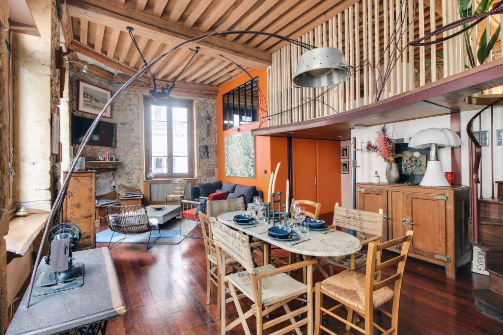 une salle à manger et un salon avec une table et des chaises dans l'établissement Central & Atypique T3 Parking privé Opera/Terreaux, à Lyon
