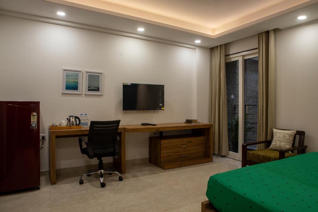 TV a/nebo společenská místnost v ubytování Perch Service Apartment-MG Road
