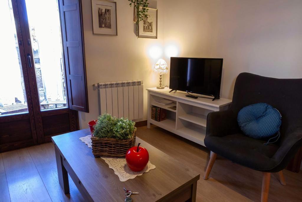 A television and/or entertainment centre at Apartamentos Top Medieval