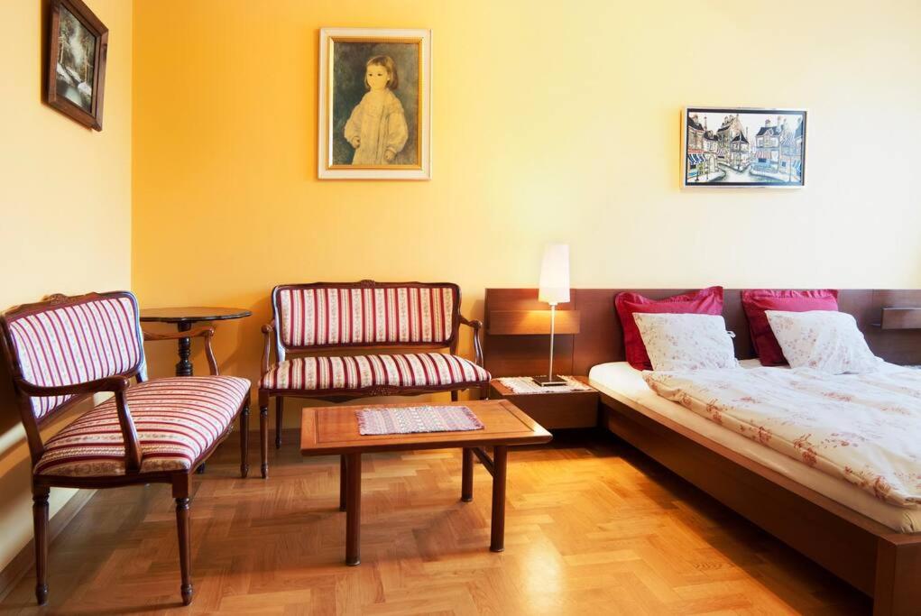 Posedenie v ubytovaní Trinity Apartment