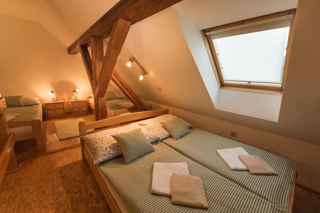 Postel nebo postele na pokoji v ubytování Apartmány Adršpach " U Kozárů "