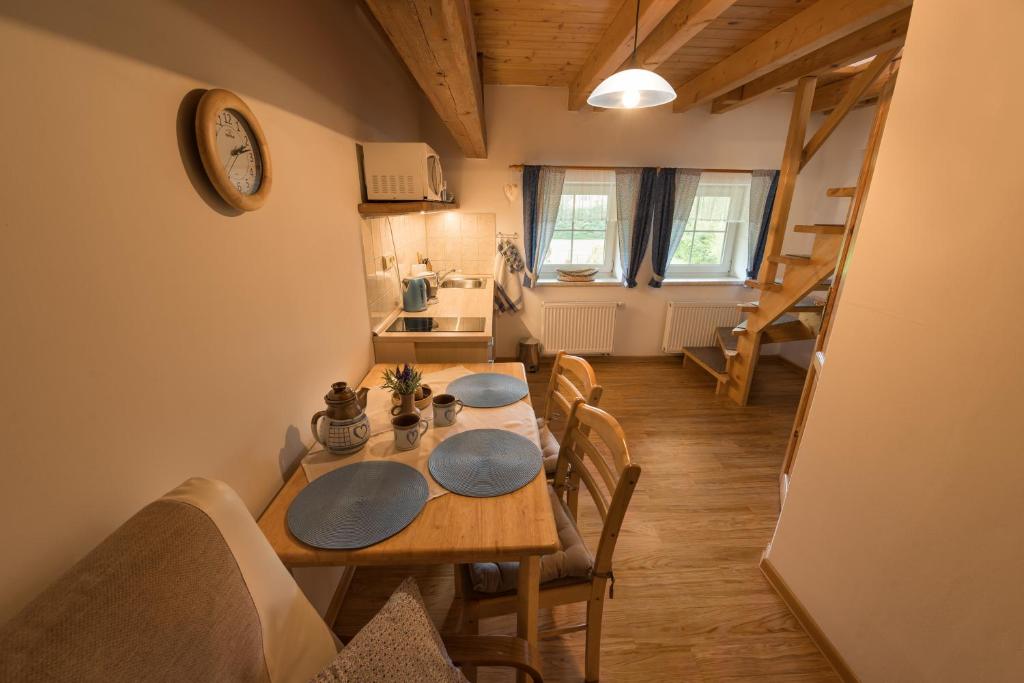 Kuchyň nebo kuchyňský kout v ubytování Apartmány Adršpach " U Kozárů "
