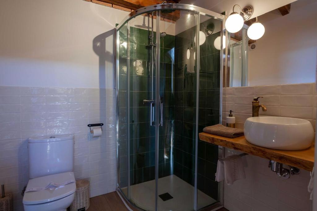 A bathroom at Apartamentos Top Medieval