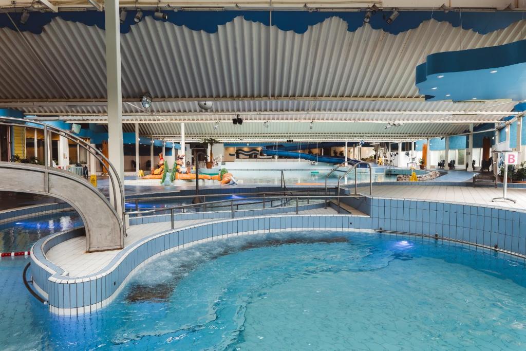 ein großer Pool auf einem Kreuzfahrtschiff in der Unterkunft RBR 1211 - Beach Resort Kamperland in Kamperland