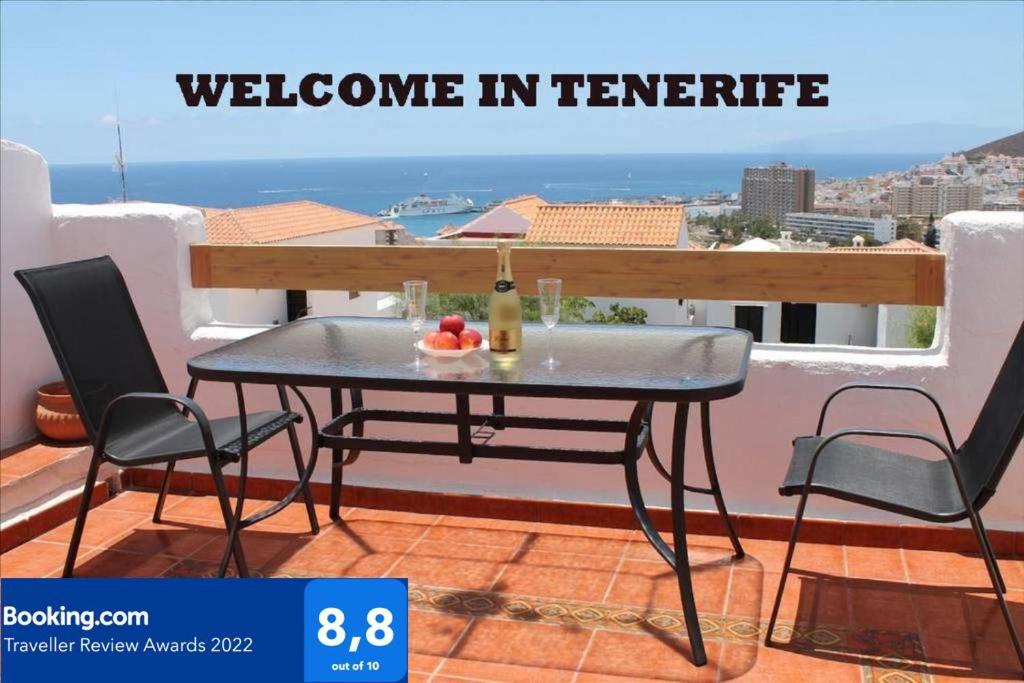 een tafel met een fles wijn op een balkon bij Los Cristianos Port Royale 184 in Los Cristianos