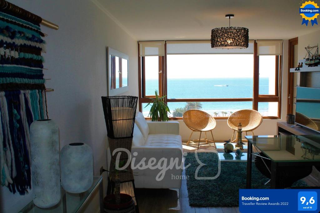 een woonkamer met uitzicht op de oceaan bij Departamento Av del Mar La Serena Disegni 01 in Coquimbo