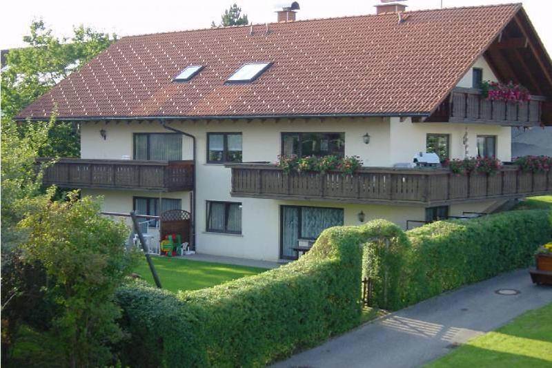 ein Haus mit einer Hecke davor in der Unterkunft Gästehaus Alpensicht in Grafenhausen
