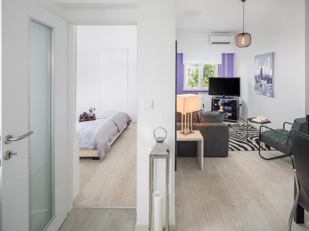Telewizja i/lub zestaw kina domowego w obiekcie Apartments Aida