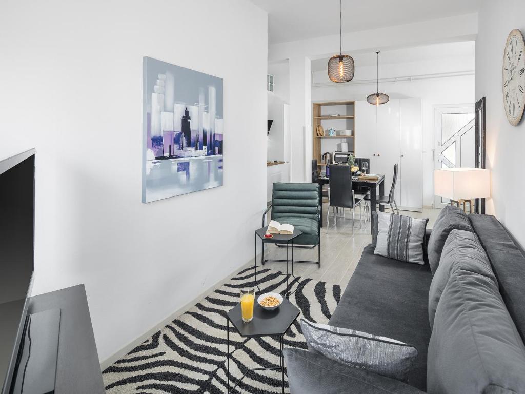 salon z kanapą i jadalnią w obiekcie Apartments Aida w Poreču